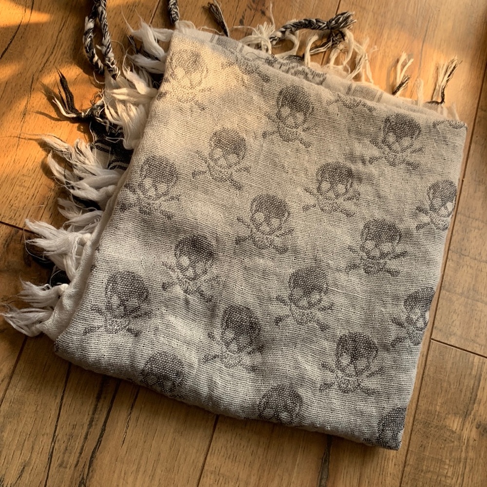Skulls scarf
